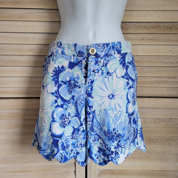 Lilly Pulitzer Pants - Lilly Pulitzer Blue White Floral Scalloped Strech Shorts Size 4